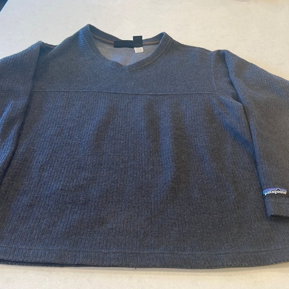Patagonia women’s v neck pullover size medium gray almost black washable.